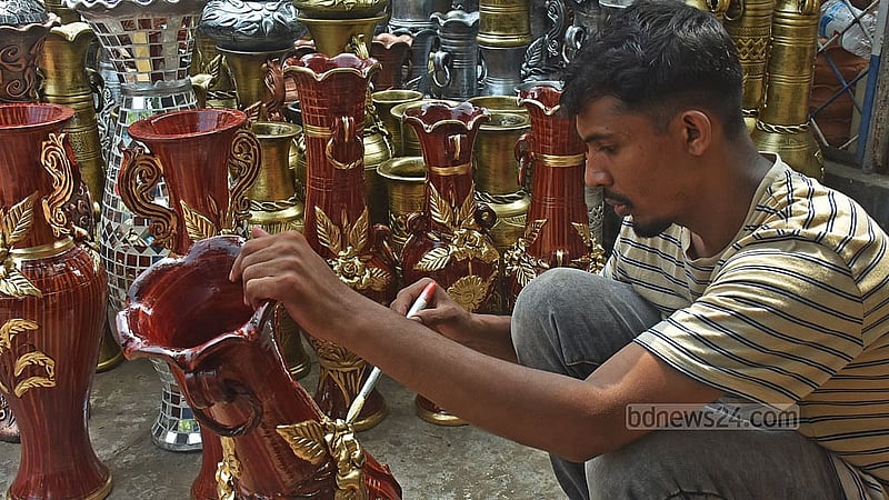 জব্বারের বলী খেলা উপলক্ষে চট্টগ্রাম লালদীঘি মাঠের পাশে বৈশাখী মেলায় অংশ নেওয়া দোকানিরা তাদের মালামাল গোছানোর কাজ করছেন।  ছবি: সুমন বাবু