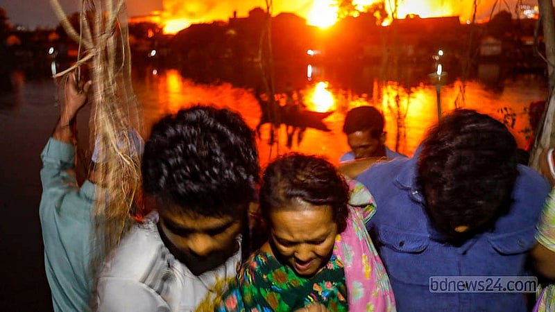 ঢাকার মহাখালী এলাকায় কড়াইল বস্তিতে মঙ্গলবার ভয়াবহ অগ্নিকাণ্ডে সর্বস্ব হারানো বাসিন্দাদের আহাজারি