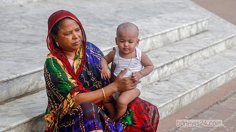 মহাখালীর ডিএনসিসি ডেডিকেটেড কোভিড-১৯ হাসপাতালে চিকিৎসা শেষে সুস্থ হয়ে বাসা ফিরছে ঢাকার বাড্ডার ১০ মাস বয়সি শিশু আসফিয়া। ছবি: আব্দুল্লাহ আল মমীন