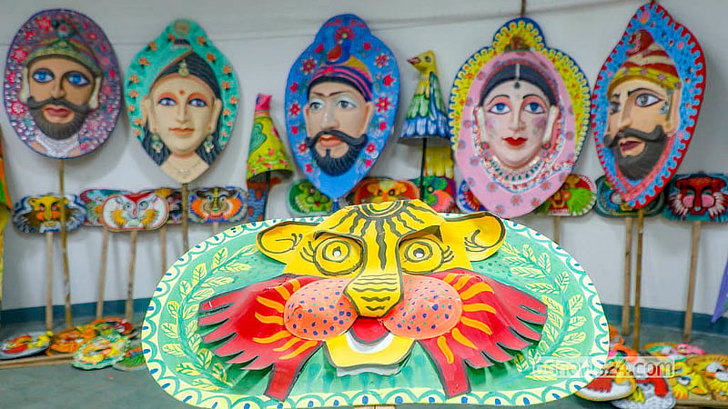 পহেলা বৈশাখ উদযাপনে ঢাকা বিশ্ববিদ্যালয়ের চারুকলা অনুষদে তৈরি করা হয়েছে মুখোশ। আকার ও নকশা অনুযায়ী সেগুলো বিভিন্ন দামে বিক্রিও হবে