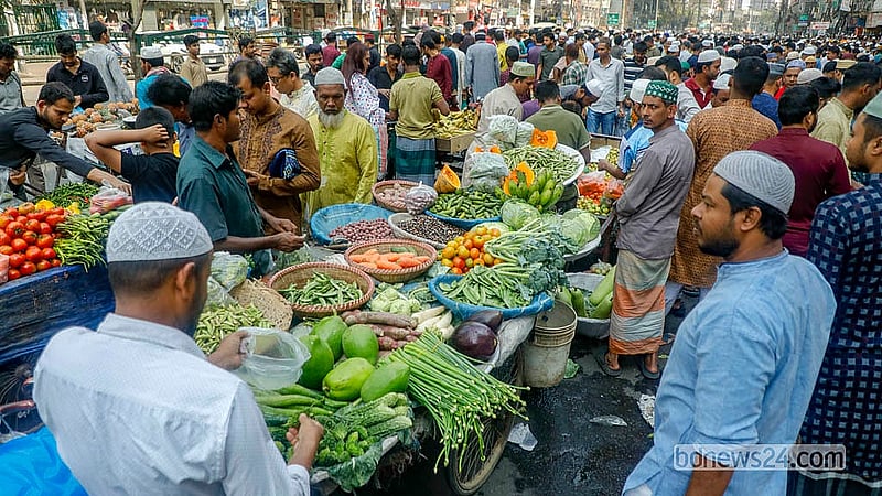 রাজধানীর নয়াপল্টনে ভিআইপি সড়কে অস্থায়ী বাজারে আনা সবজি। অন্য বাজারের তুলনায় দাম খানিকটা কম হওয়ায় এ বাজারে বিক্রি হয় বেশি