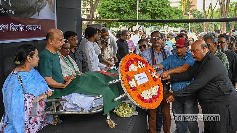 কেন্দ্রীয় শহীদ মিনার প্রাঙ্গণে অভিনেতা ও নির্দেশক আতাউর রহমানের মরদেহে শ্রদ্ধা জানায় বিভিন্ন সংগঠন।