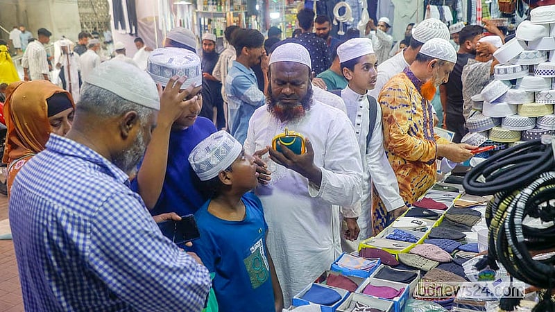 রোজার ঈদ সামনে রেখে বায়তুল মোকাররম মসজিদের সামনে আতর-টুপির দোকানে ক্রেতাদের ভিড়।  ছবি: আব্দুল্লাহ আল মমীন
