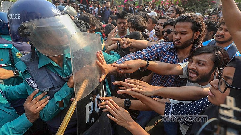 ‘ধর্ষণ ও নিপীড়নের বিরুদ্ধে বাংলাদেশ’ ব্যানারে গণপদযাত্রা মঙ্গলবার রাজধানীর ইন্টারকন্টিনেন্টাল হোটেলের সামনে পৌঁছালে পুলিশ তাদের আটকে দেয়।