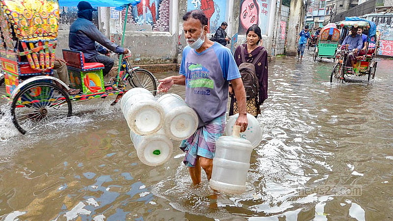 পুরান ঢাকার হোসনে দালান সড়কে জলাবদ্ধতা।