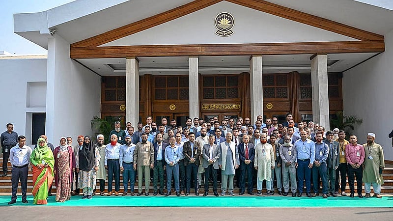 অন্তর্বর্তীকালীন সরকারের প্রধান উপদেষ্টা মুহাম্মদ ইউনূস সোমবার তার কার্যালয়ের কর্মকর্তা-কর্মচারীদের উদ্দেশ্যে বিদায়ী ভাষণ শেষে কর্মরত সবার সঙ্গে ফটোসেশনে অংশ নেন