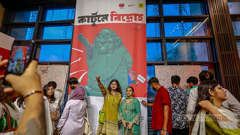 গ্যালারির দেয়ালজুড়ে টাঙানো শেখ হাসিনার এই কার্টুনটির শিল্পী মেহেদী হক। ৮২ জন কার্টুনিস্টের আঁকা প্রায় ১৭৫টি কার্টুন স্থান পেয়েছে এই প্রদর্শনীতে।