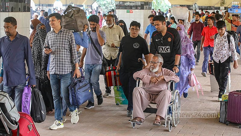ঈদের ছুটি কাটাতে পরিবারের সঙ্গে বাড়ি ফেরার যাত্রা। শনিবার কমলাপুর রেলওয়ে স্টেশনে।
