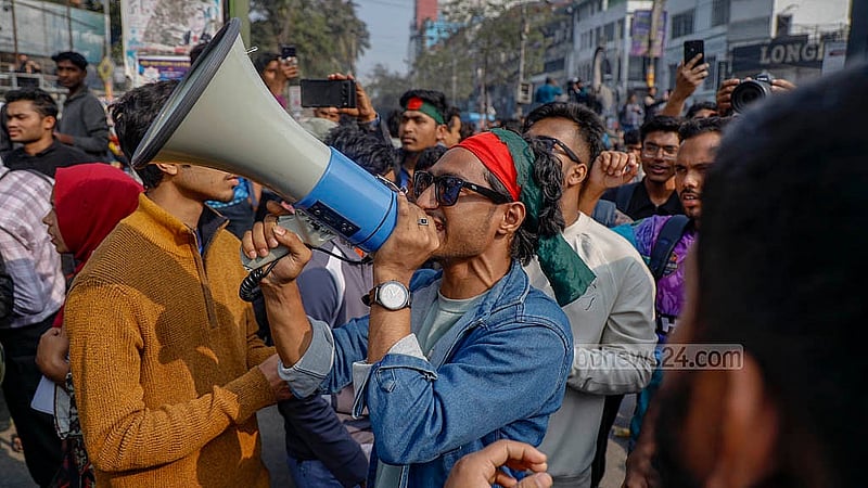 ঢাকা সেন্ট্রাল ইউনিভার্সিটি গঠনের অধ্যাদেশ জারির দাবিতে বৃহস্পতিবার দুপুরে ঢাকার সায়েন্স ল্যাবরেটরি মোড় অবরোধ করে বিক্ষোভ দেখান শিক্ষার্থীরা
