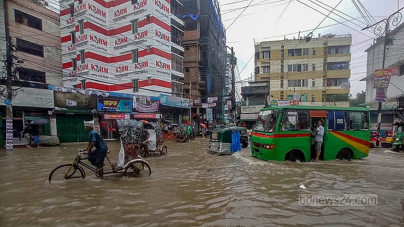 চট্টগ্রাম নগরীতে সোমবার সকালে টানা ৩ ঘণ্টা বৃষ্টির পর চকবাজার এলাকায় সড়কের উপর হাঁটু পানি দেখা যায়। ছবি: মিঠুন চৌধুরী