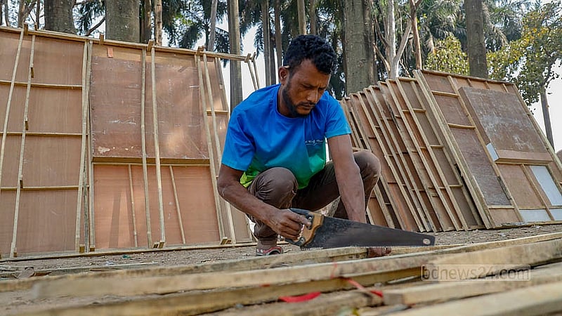 এক মাস ধরে চলবে বইমেলা। সে অনুযায়ী সোহরাওয়ার্দী উদ্যানে তৈরি হচ্ছে স্টলের কাঠামো
