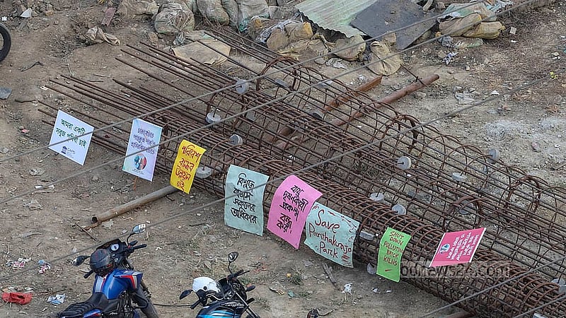 পান্থকুঞ্জ পার্কে নির্মাণাধীন এলিভেটেড এক্সপ্রেসওয়ের যন্ত্রাংশ ঘিরে রাখা হয়েছে প্ল্যাকার্ড। বিভিন্ন সংগঠনের আন্দোলনের মুখে সেখানে বন্ধ রয়েছে এক্সপ্রেসওয়ের নির্মাণ কাজ। ছবি: আব্দুল্লাহ আল মমীন
