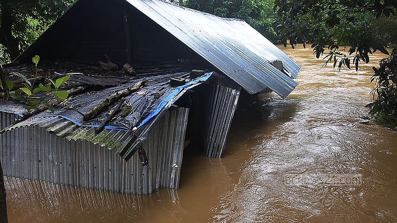 আকস্মিক বন্যায় পানিবন্দি ফেনী সদর উপজেলার ফাজিলপুর ইউনিয়নের বিস্তীর্ণ এলাকা। ছবি: সুমন বাবু