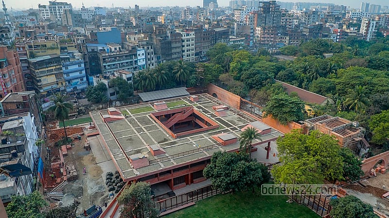 পুরান ঢাকার নাজিমুদ্দিন রোডের পুরনো কেন্দ্রীয় কারাগারের দক্ষিণ অংশে চক কমপ্লেক্স নামে একটি দোতলা ভবন নির্মাণ করা হয়েছে, যেখানে থাকবে বই ও খাবারের দোকান। ছবি: আব্দুল্লাহ আল মমীন