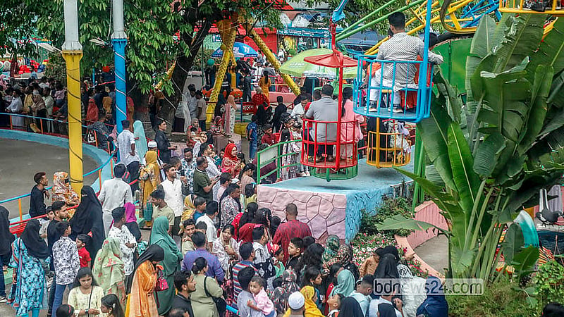 ঢাকার শ্যামলীর ওয়ান্ডারল্যান্ড পার্কে ঈদের দিন শনিবার বিভিন্ন রাইডে ওঠার অপেক্ষা