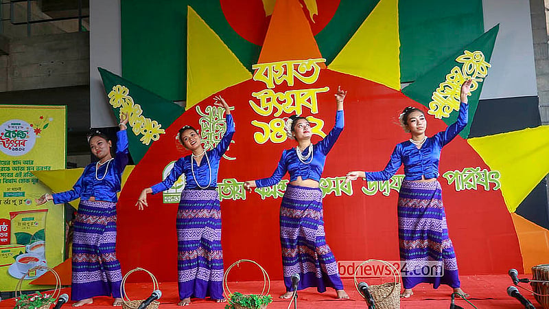 ঢাকার আগারগাঁওয়ে মুক্তিযুদ্ধ জাদুঘর প্রাঙ্গণে শনিবার ‘জাতীয় বসন্ত উদযাপন পরিষৎ’ আয়োজিত উৎসবে নিত্য পরিবেশন করেন আদিবাসীরা।