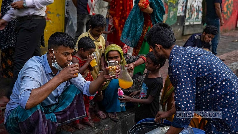 ‘ভালো কাজের হোটেলের’ উদ্যোগে ঢাকার বনানীতে প্রতিদিন ইফতার করেনপথচারী ও স্বল্প আয়ের মানুষ।  ছবি: তানজিনুর রহমান ভূইয়া