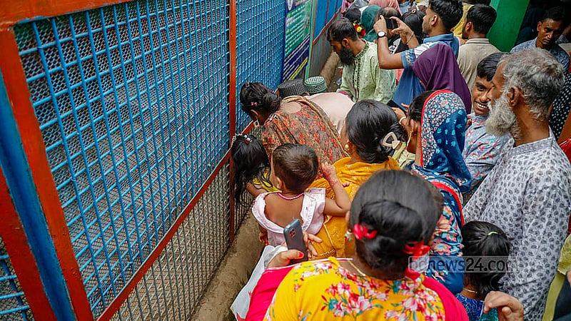 জাতীয় চিড়িয়াখানায় মঙ্গলবার বিভিন্ন প্রাণীর খাঁচার সামনে নানা বয়সী মানুষের উপচে পড়া ভিড় দেখা যায়। ছবি: মাহমুদ জামান অভি
