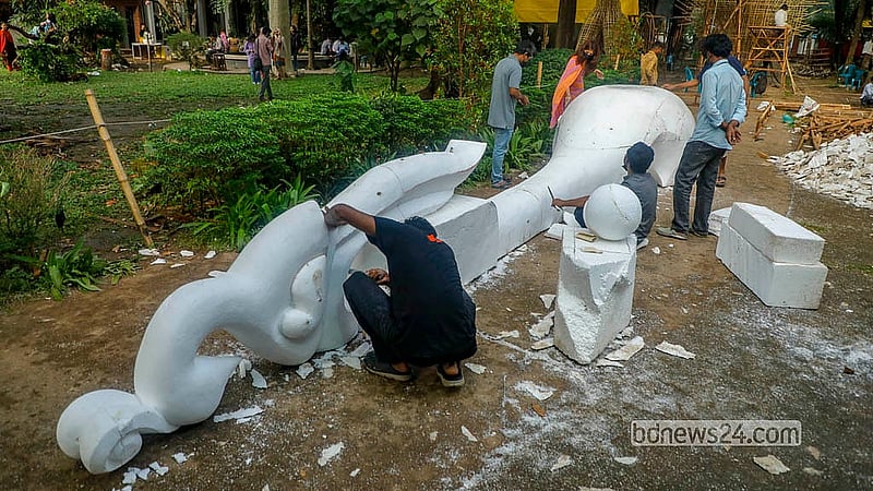 নতুন বছরকে বরণ করে নিতে ঢাকা বিশ্ববিদ্যালয়ের চারুকলা অনুষদে বাঁশ, কাঠ ও ককশিট দিয়ে নানা অবয়েবে মোটিফ তৈরি করা হচ্ছে