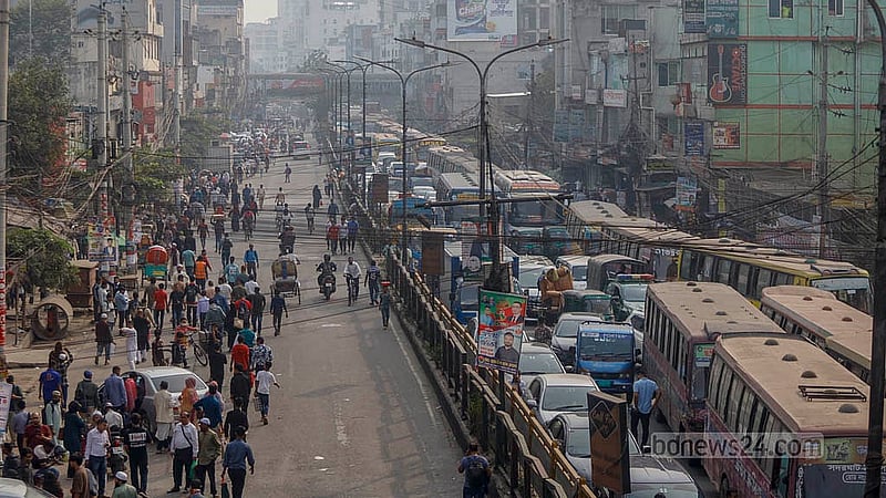 অননুমোদিত মোবাইল হ্যান্ডসেট বন্ধ করার সরকারি সিদ্ধান্তের প্রতিবাদে মঙ্গলবার দুপুরে যমুনা ফিউচার পার্কের সামনের সড়কে মোবাইল হ্যান্ডসেট ব্যবসায়ীরা নেমে এলে সব ধরনের যানবাহন চলাচল বন্ধ হয়ে যায়