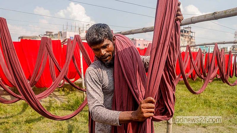 ডায়িং কারখানায় রং করা কাপড় শুকাতে দিচ্ছে রোদে। পর্যাপ্ত রোদ থাকলে দুই ঘণ্টায় শুকিয়ে যায় এসব কাপড়