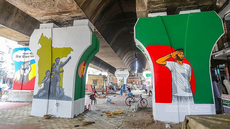 জয়কালী মন্দির এলাকায় যাত্রাবাড়ী-গুলিস্তান ফ্লাইওভারের পিলারে ফুটিয়ে তোলা হয়েছে মুক্তিযুদ্ধ ও জুলাই আন্দোলনের বিভিন্ন চিত্র।  ছবি: আব্দুল্লাহ আল মমীন