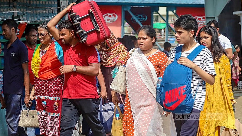 ঈদের ছুটি কাটিয়ে কর্মস্থলে ফিরছেন মানুষ। শুক্রবার ঢাকার সদরঘাট লঞ্চ টার্মিনালে।  ছবি: আব্দুল্লাহ আল মমীন