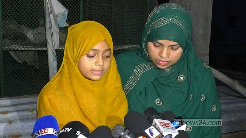জাহাঙ্গীর আলমের স্ত্রী শামসুন্নাহার আক্তার নুপুরের সঙ্গে মেয়ে রোজা আক্তার জান্নাত।