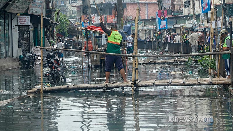 সোমবার দুপুরের বৃষ্টিতে যাত্রাবাড়ীর কুতুবখালী এলাকায়  জলজট তৈরি হলে আবর্জনা পরিষ্কার করেন সিটি করপোরেশনের কর্মীরা