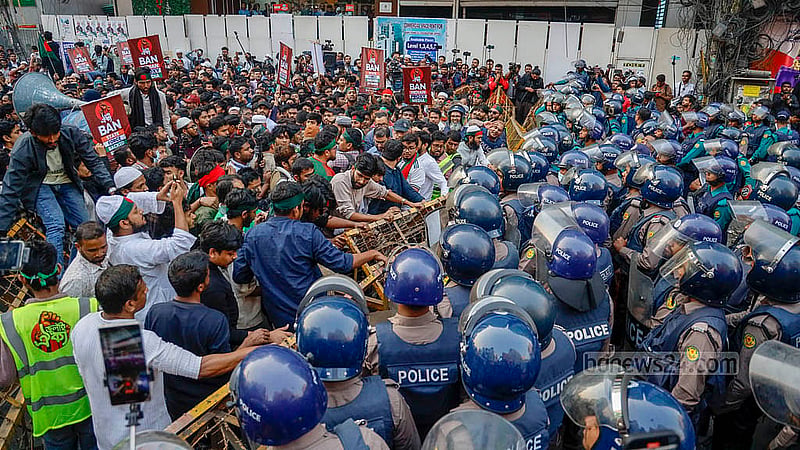ঢাকার উত্তর বাড্ডায় হোসেন মার্কেটের সামনের সড়ক থেকে বুধবার বিকালে পুলিশের দেওয়া ব্যারিকডে সরিয়ে শ্লোগান দেন জুলাই ঐক্যের নেতাকর্মীরা। ছবি: মাহমুদ জামান অভি