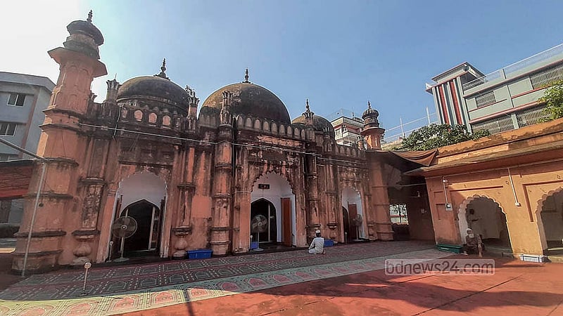 খান মোহাম্মাদ মৃধা মসজিদের সামনে ও পেছনের দেয়ালে ছয়টি সরু আকারের বুরুজ আছে