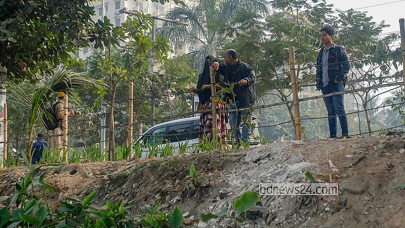 সীমান্তে হত্যার প্রতিবাদে ঢাকার কড়াইল লেকে ভাসমান প্রদর্শনী সড়কে দাঁড়িয়ে দেখছেন অনেকে। ছবি:আব্দুল্লাহ আল মমীন