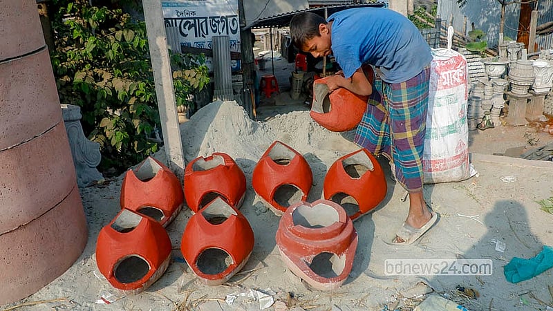 নারায়ণগঞ্জের চিটাগং রোড এলাকার একটি কারখানায় লাকড়ির চুলা তৈরির পর শুকানোর কাজ চলছে। ছবি: আব্দুল্লাহ আল মমীন