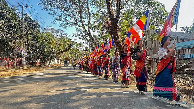 বৌদ্ধ ভিক্ষুদের পদযাত্রার সময় সড়কের বিভিন্ন স্থানে তাদের স্বাগত জানাতে পতাকা হাতে দেখা যায় বৌদ্ধ ধর্মাবলম্বী নারীদের