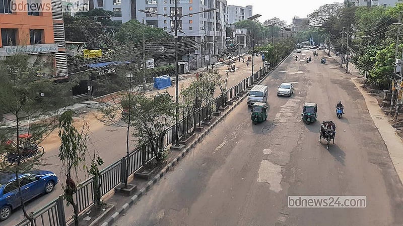 যানজটের শহর ঢাকার সড়ক ঈদের আগ মুহূর্তে প্রায় ফাঁকা। বৃহস্পতিবার দুপুরে কাকরাইল এলাকার দৃশ্য