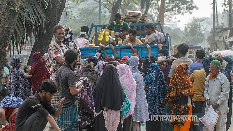 রাজধানীর খিলগাঁওয়ের ত্রিমোহনী এলাকায় টিসিবির পণ্য পেতে ট্রাকের সামনে অপেক্ষা