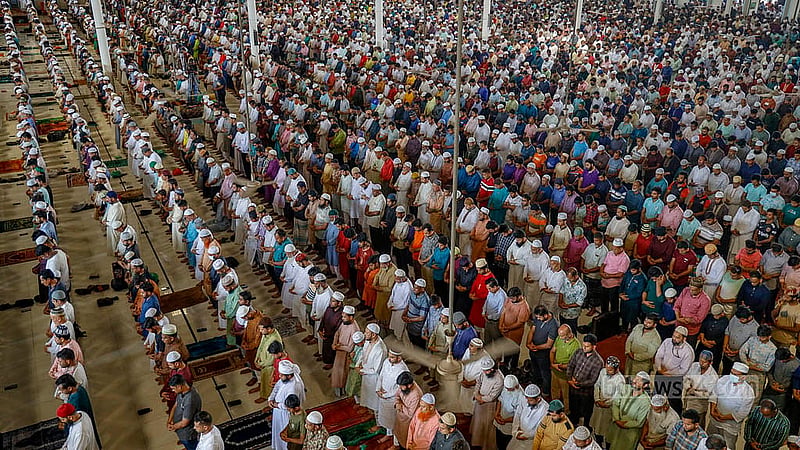 জাতীয় মসজিদ বায়তুল মোকাররমে শুক্রবার জুমাতুল বিদায় অংশ নেন হাজার হাজার মানুষ। ছবি: মাহমুদ জামান অভি