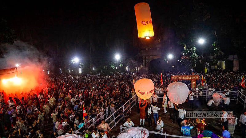 প্রবারণা পূর্ণিমা উপলক্ষে সোমবার ঢাকার বাসাবো ধর্মরাজিক বৌদ্ধবিহারে ফানুস উড়ার বৌদ্ধ ধর্মাবলম্বীরা