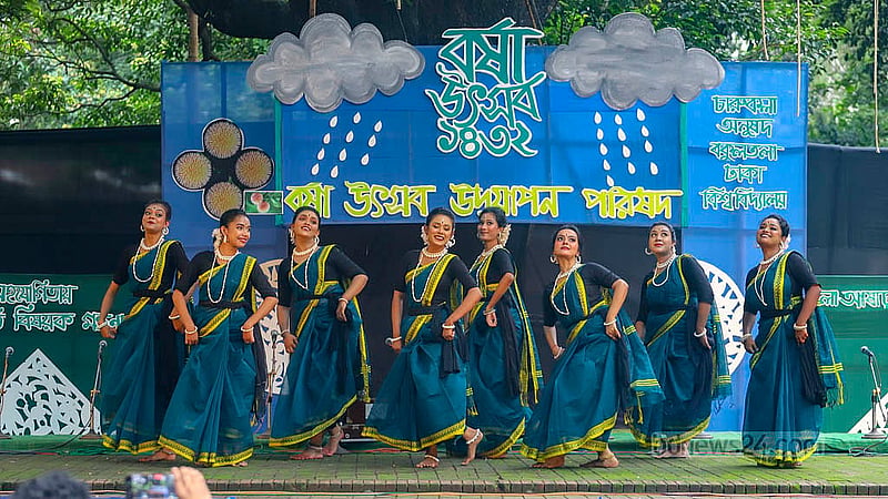 ঢাকা বিশ্ববিদ্যালয়ের চারুকলা অনুষদের বকুলতলায় রোববার সকালে আয়োজিত বর্ষা উৎসবে নৃত্যরত শিল্পীরা।  ছবি: আব্দুল্লাহ আল মমীন