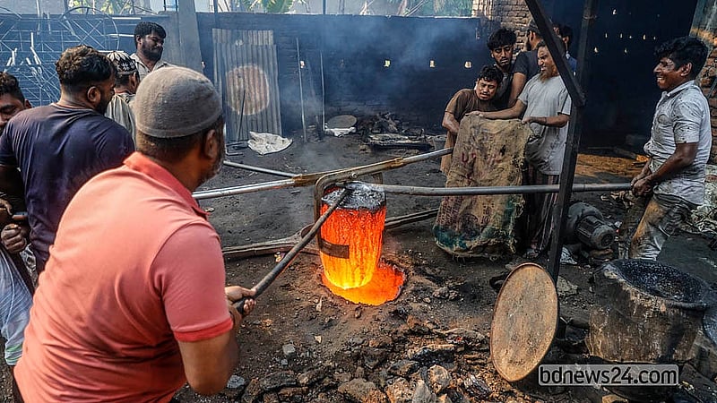 প্রপেলার তৈরির কারখানায় আগুনের তাপ থেকে কিছুটা নিস্তার পেতে কখনো চটের বস্তা ব্যবহার করেন শ্রমিকরা