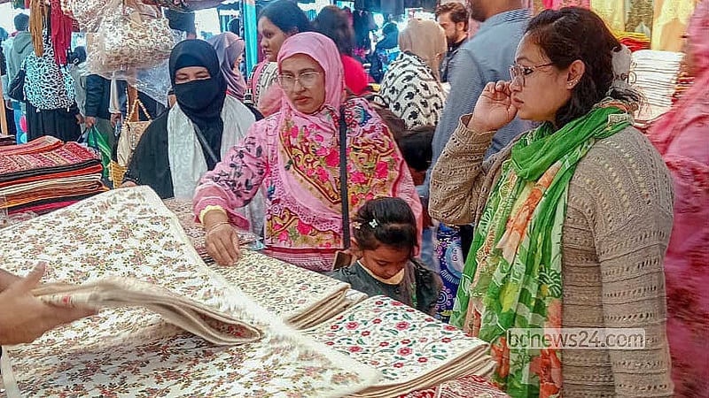 ঢাকার পূর্বাচলে আন্তর্জাতিক বাণিজ্য মেলায় বিভিন্ন স্টল ঘুরে দেখছেন ক্রেতা-দর্শনার্থীরা।