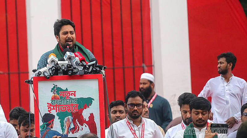কেন্দ্রীয় শহীদ মিনার প্রাঙ্গণে রোববার সমাবেশ করে ‘নতুন বাংলাদেশের ইশতেহার’ ঘোষণা করেন এনসিপির আহ্বায়ক নাহিদ ইসলাম। ছবি: আব্দুল্লাহ আল মমীন