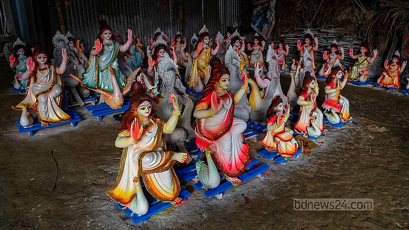 ঢাকার রমনা কালী মন্দিরে ছোট আকারের সরস্বতী প্রতিমা বানানো কাজ প্রায় শেষের দিকে, মণ্ডপে যাওয়ার জন্য প্রস্তুত এসব প্রতিকৃতি
