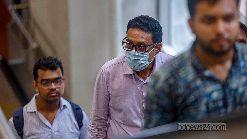 রাজধানীতে কর্মস্থল ও নানা কাজে বের হওয়া ব্যক্তিদের অনেকে এখন মাস্ক ব্যবহার করছেন। ছবি: মাহমুদ জামান অভি