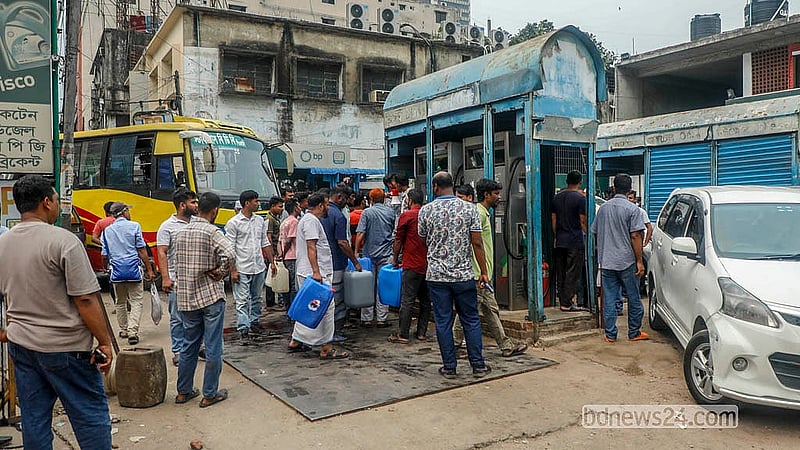 রাজধানীর মতিঝিলের একটি ফিলিং স্টেশনে বৃহস্পতিবার গ্যালন, ড্রাম ও বোতলে করে তেল নিতে আসেন অনেকে
