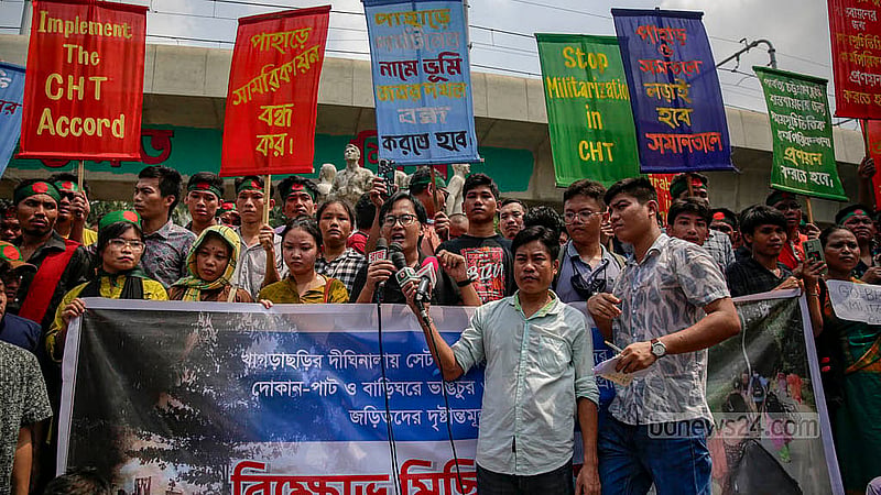 ঢাকা বিশ্ববিদ্যালয়ের রাজু ভাস্কর্যের সামনে শুক্রবার সকালে বিক্ষোভ সমাবেশ করে ‘বিক্ষুব্ধ জুম্ম ছাত্র-জনতা’। ছবি: মাহমুদ জামান অভি
