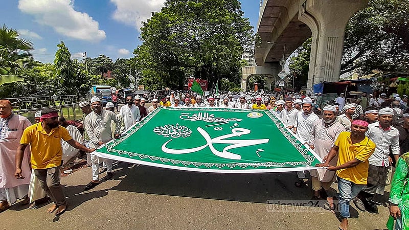ঈদে মিলাদুন্নবীতে ঢাকার সোহরাওয়ার্দী উদ্যান থেকে বের হওয়া ‘জশনে জুলুসে’ কালেমাখচিত পতাকা, প্ল্যাকার্ড, ফেস্টুন নিয়ে অংশ নেয় মুসলমানরা। ছবি: আব্দুল্লাহ আল মমীন