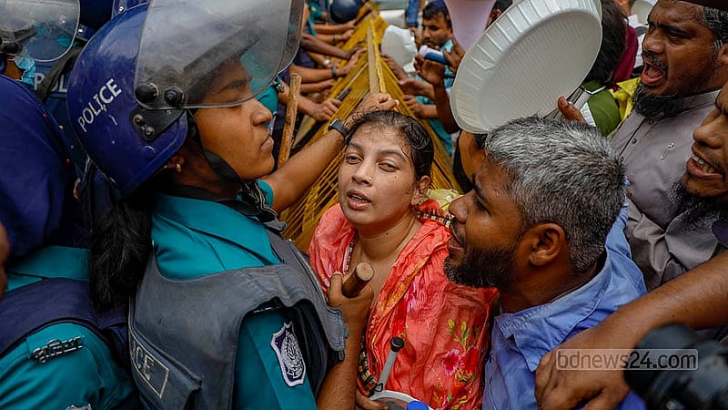 সরকারি চাকরিতে বয়সসীমা বৃদ্ধি, বিশেষ নিয়োগের ব্যবস্থা ও স্বতন্ত্র কোটা পুনর্বহালসহ পাঁচ দফা দাবিতে চাকরিপ্রত্যাশী দৃষ্টি প্রতিবন্ধীরা যমুনা অভিমুখে রওনা হলে শাহবাগ থানার সামনে পুলিশ তাদের বাধা দেয়। ছবি: মাহমুদ জামান অভি