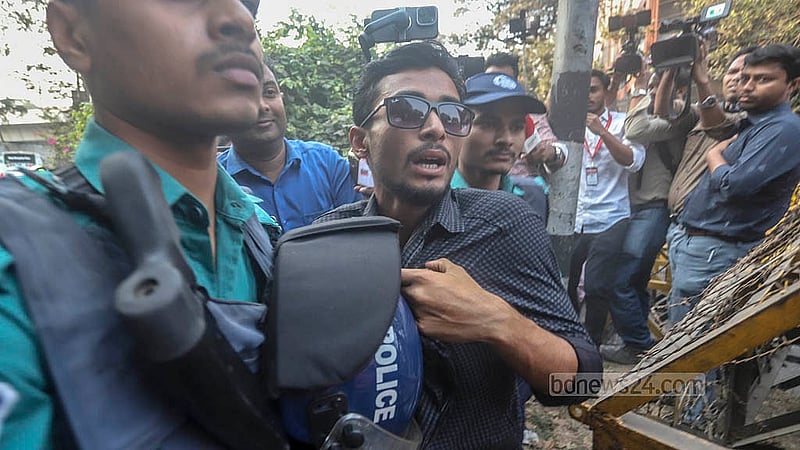 সরকারি প্রাথমিক বিদ্যালয়ে সহকারী শিক্ষক পদে নিয়োগ বাতিল হওয়া প্রার্থীদের সচিবালয়মুখী পদযাত্রা শিক্ষা ভবনের সামনে আটকে দেওয়া হয়। সেখান থেকে আন্দোলনকারী কয়েকজনকে আটক করে পুলিশ। ছবি: আব্দুল্লাহ আল মমীন