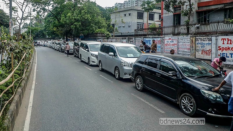 রাজধানীর নীলক্ষেত এলাকার একটি ফিলিং স্টেশনের বাইরে রোববার গাড়ির দীর্ঘ সারি। ছবি: আব্দুল্লাহ আল মমীন